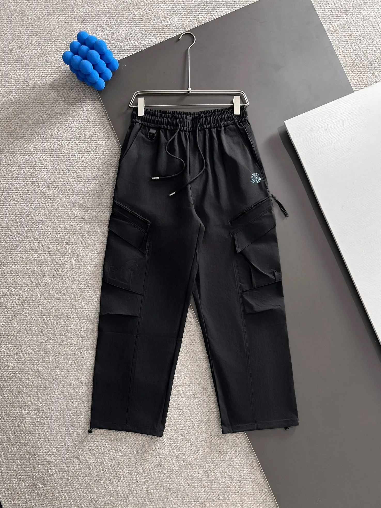 Next day shipping P360 Stone Island 2025 new fall elastic band casual pants and straight pants, medium-thick and thin counter-customized fabrics, breathable, comfortable, high wrinkle resistance, impeccable details, brand element design concept, reflecting high quality. It feels delicate and soft! It presents a casual cut and the upper body shape is great! Size: M-3XL